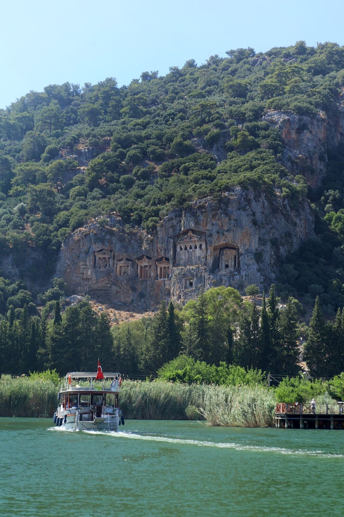 Blick vom Boot auf die Felsengräber über dem Dalyan-Fluss