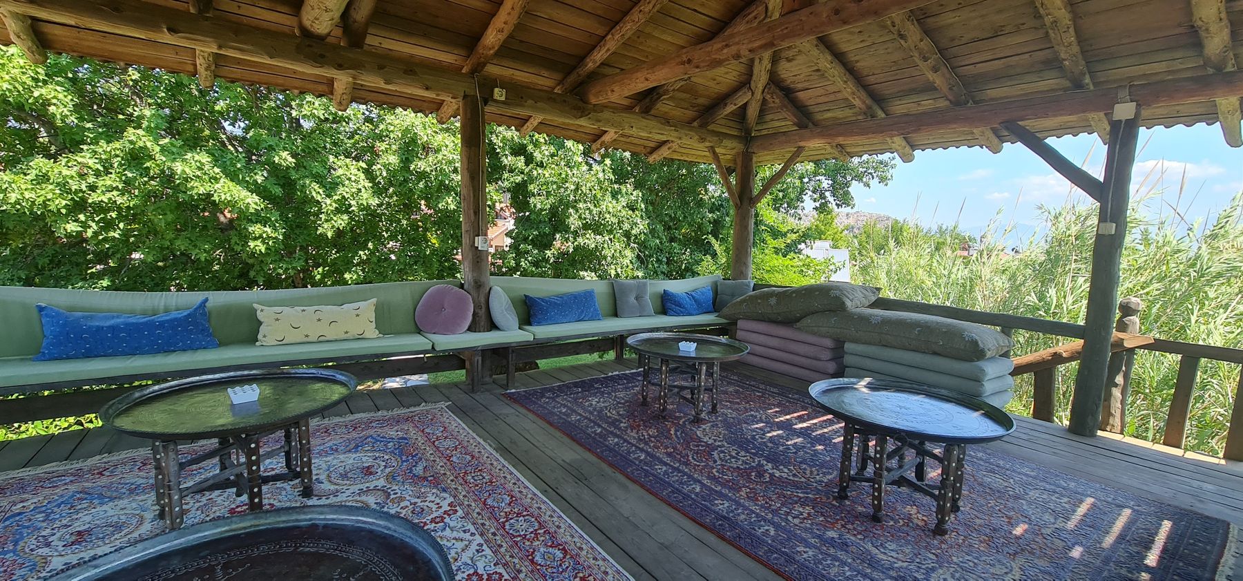 Çardak-Lounge mit Kilims im Garten der Lodge