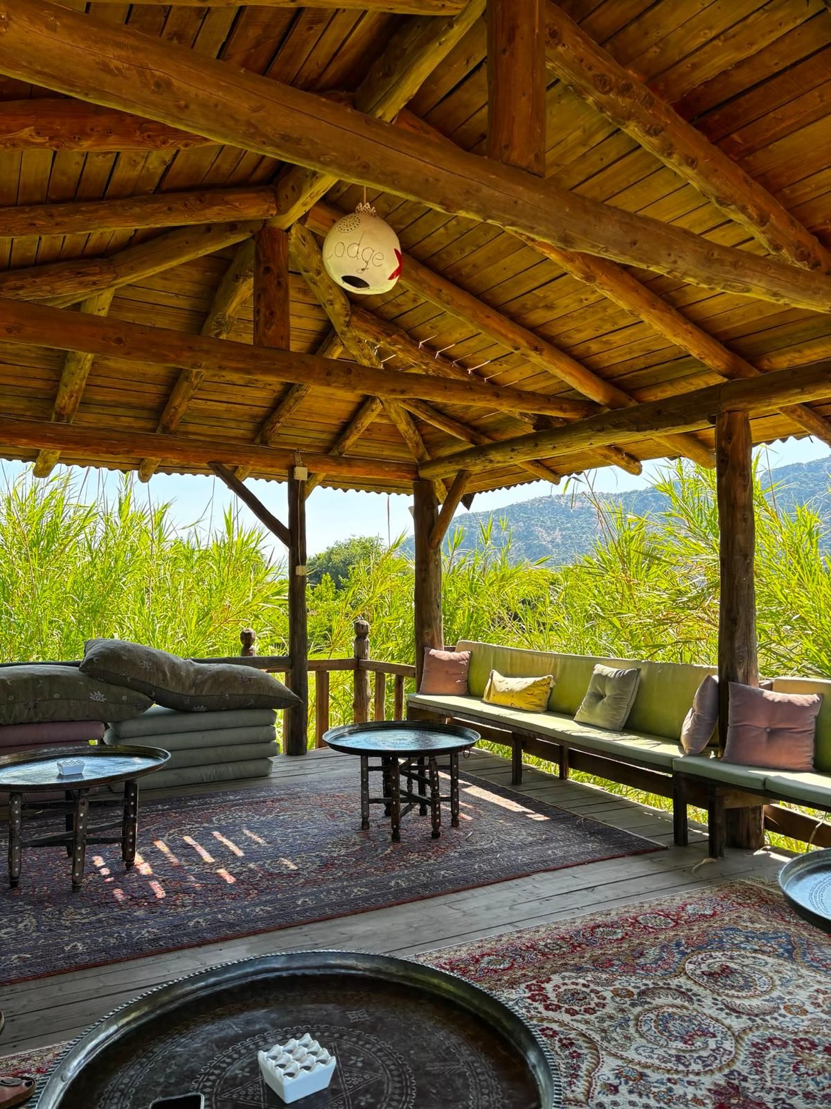 Blick aus der Çardak-Lounge ins Grüne