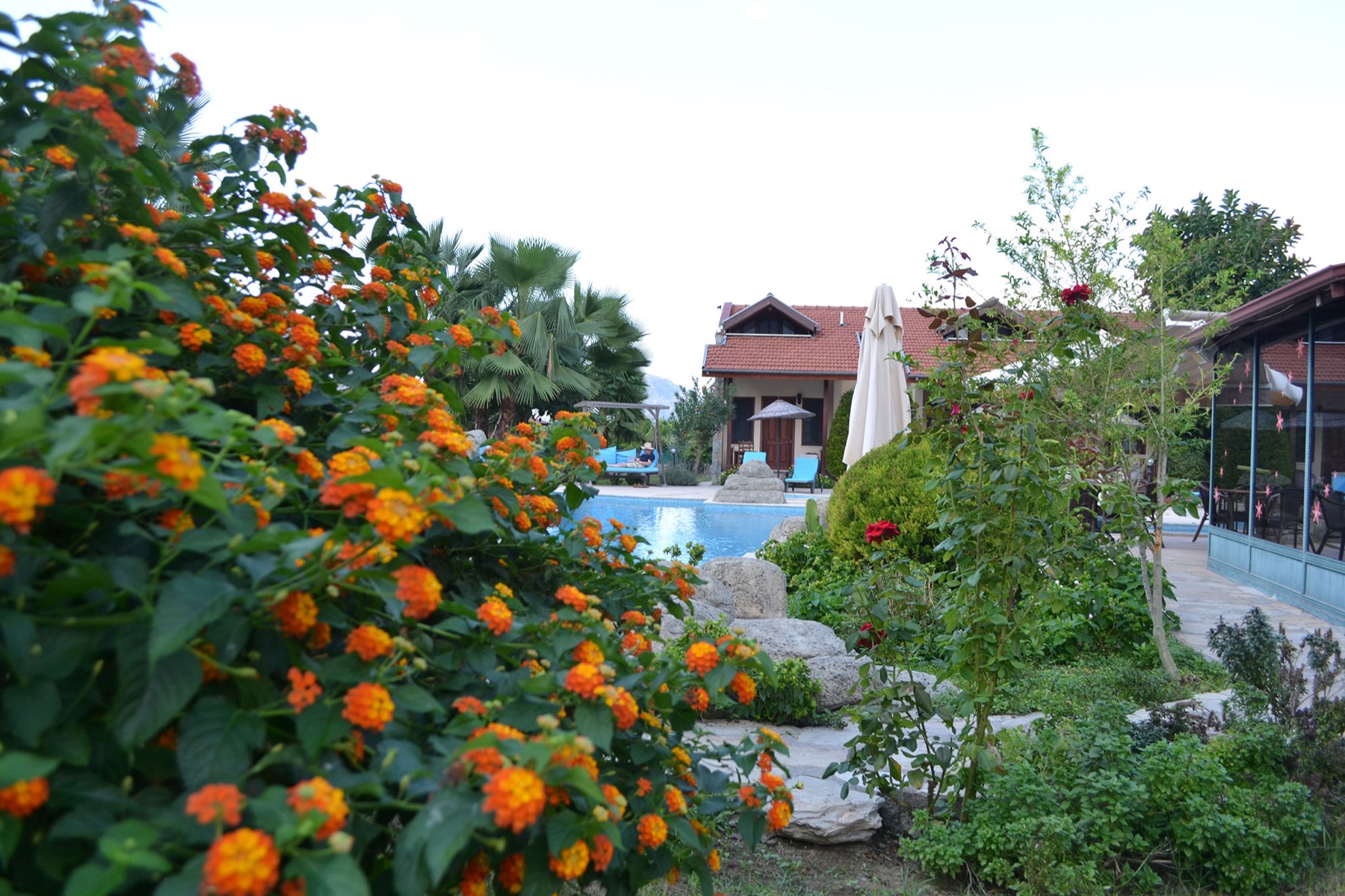 Eingang zum Garten der Grenadine Lodge in Dalyan