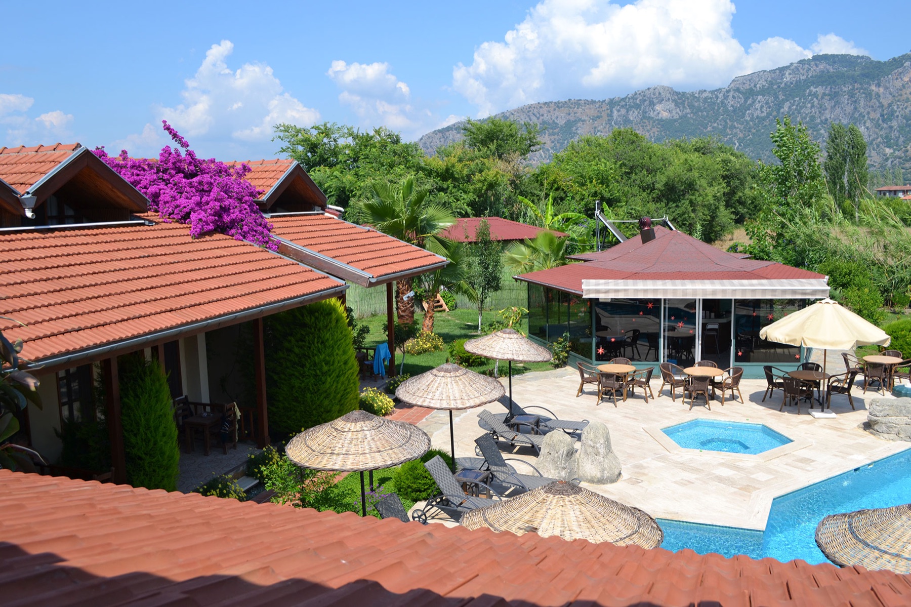 Garten und Pool der Grenadine Lodge