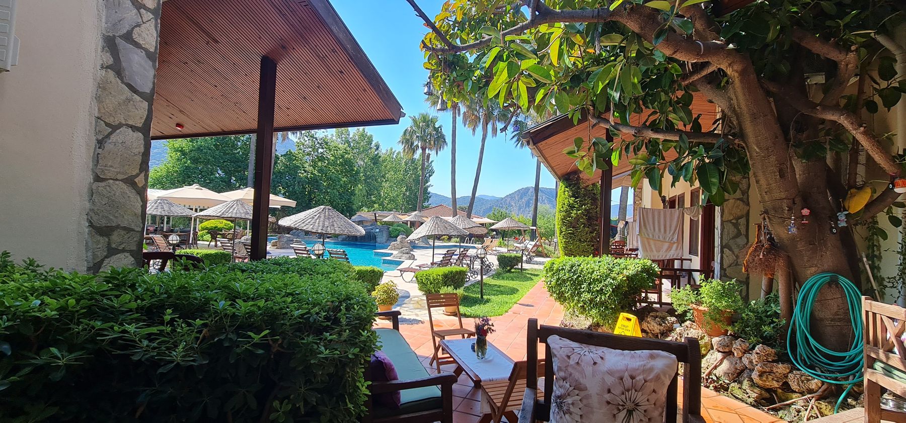 Blick durch den Garten auf den Pool der Grenadine Lodge