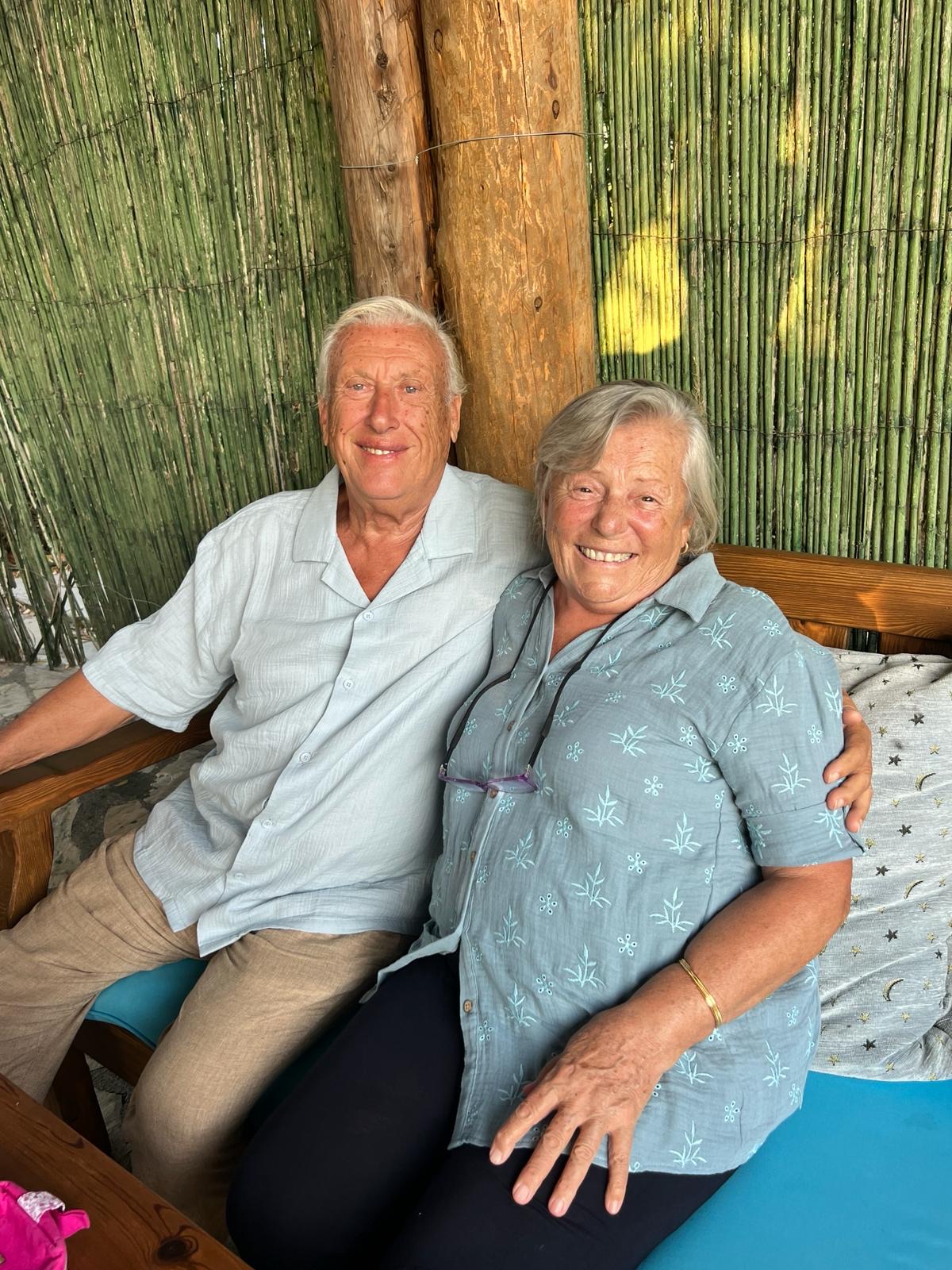 Hamdi und Latife unter dem Bambusdach des Yoga-Studios der Grenadine Lodge