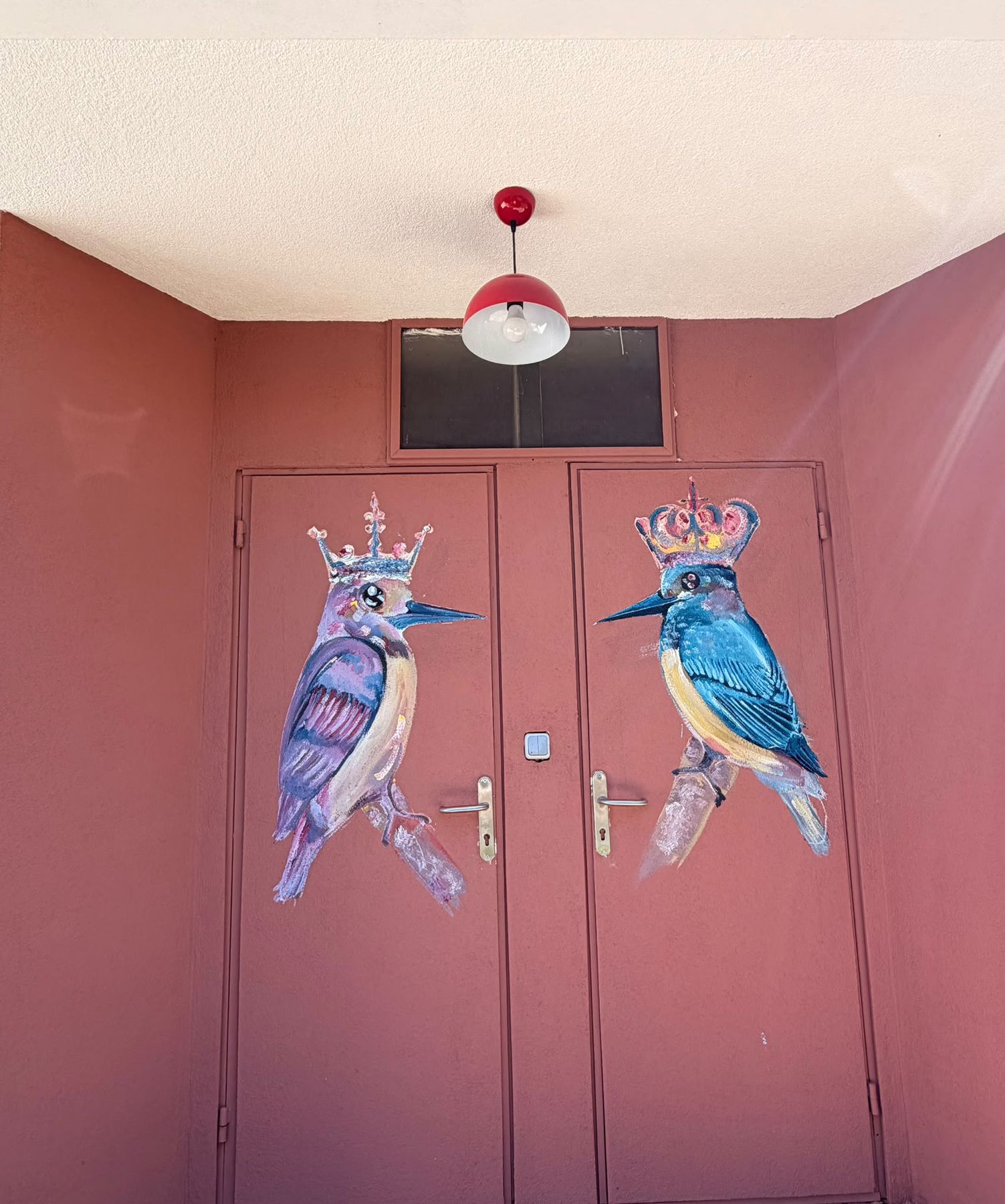 Handbemalte Eisvogel-Motive an den Zimmertüren der Grenadine Lodge