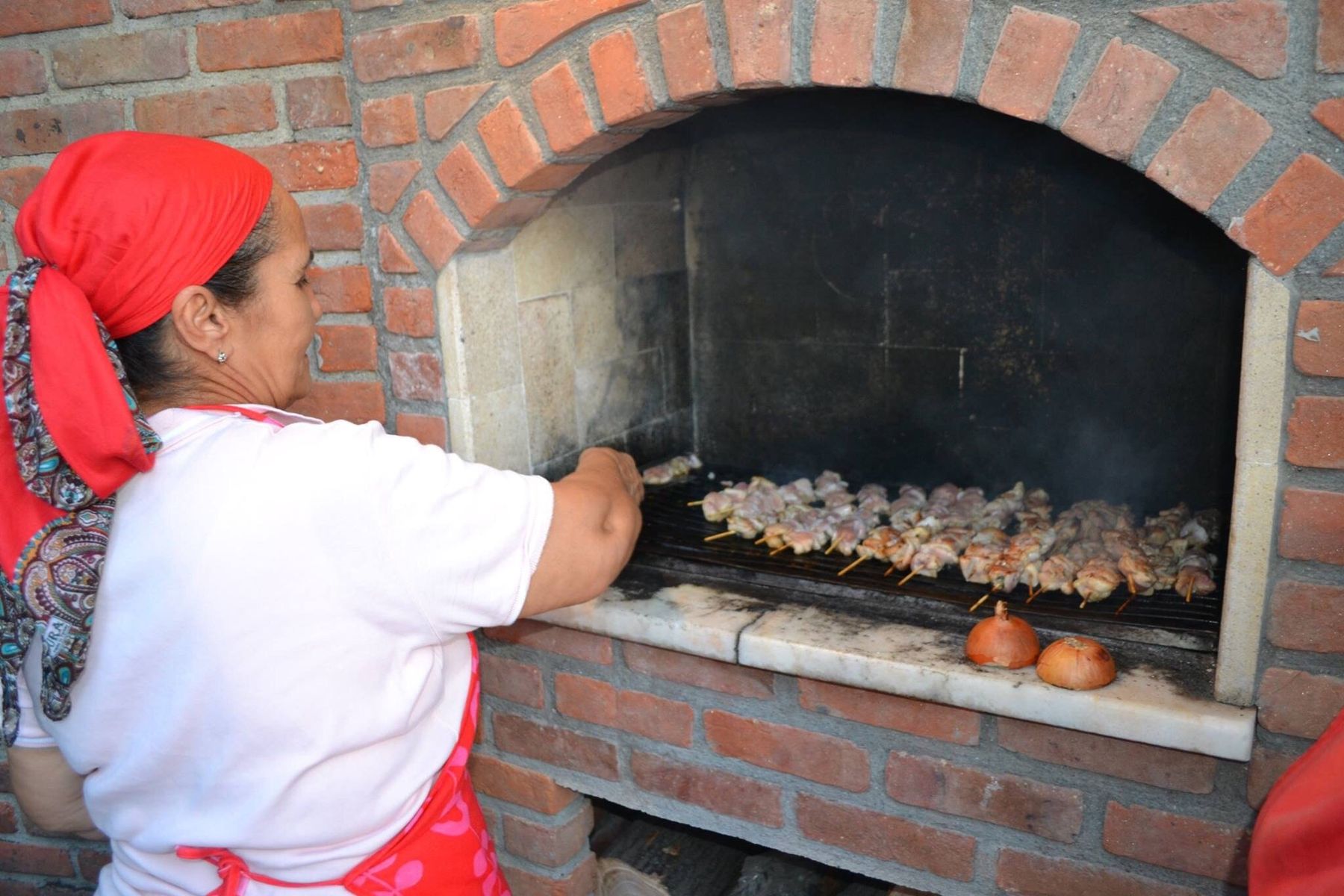 Latife am Holzkohlegrill der Grenadine Lodge