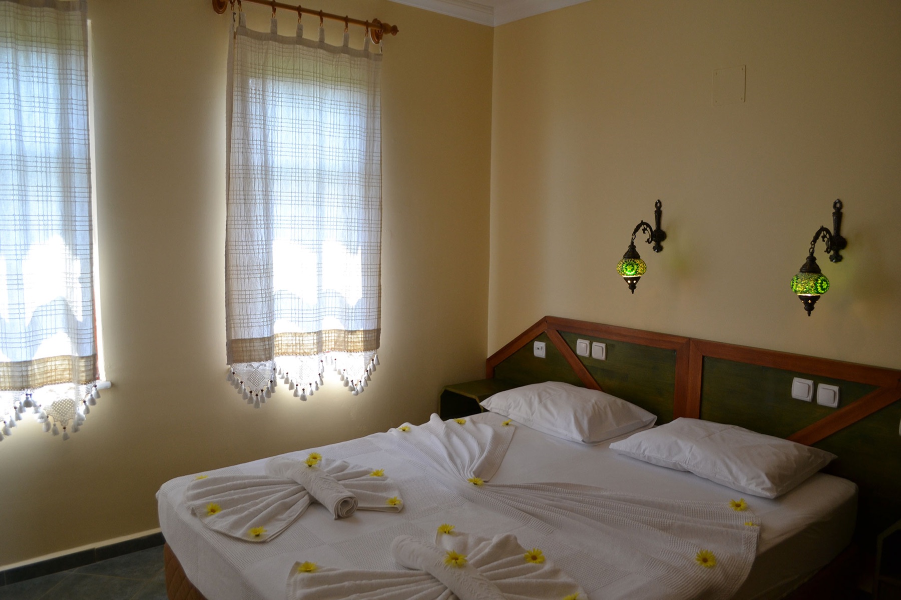 Pool und Garten der Grenadine Lodge — familienfreundlich und ruhig