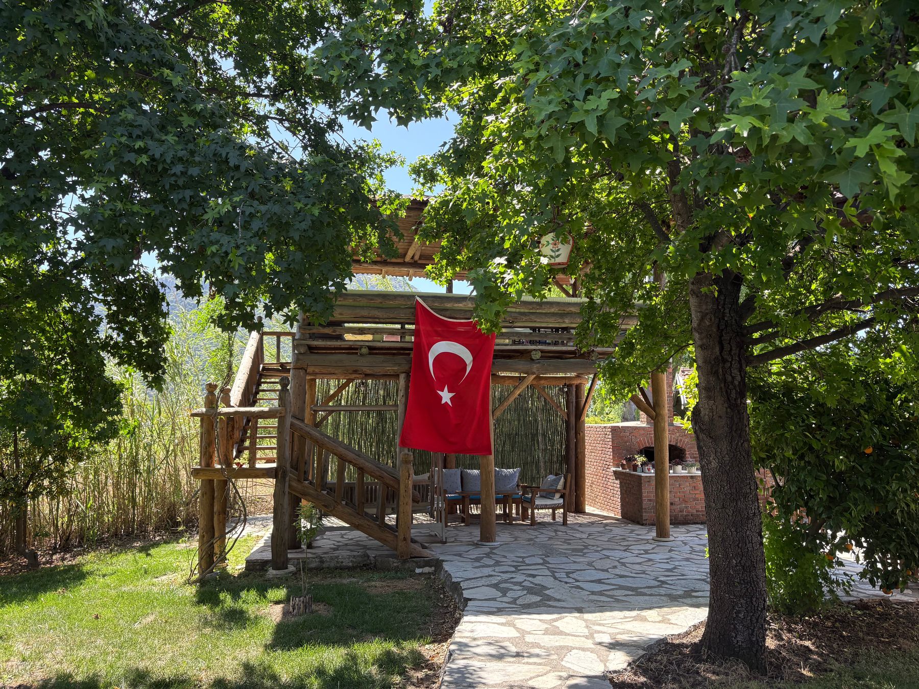 Pool der Grenadine Lodge unter Palmen im Tageslicht