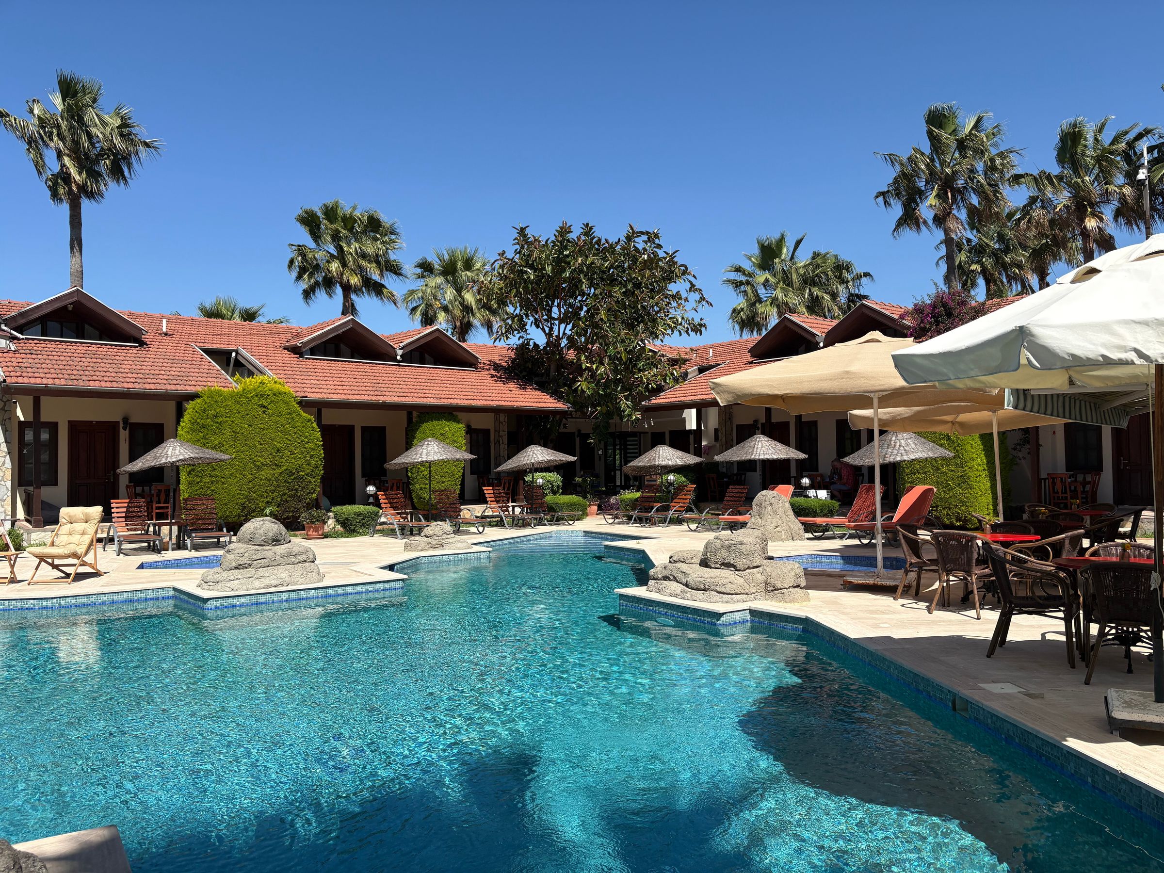 Pool und Granatapfelgarten der Grenadine Lodge in Dalyan vor den Bergen