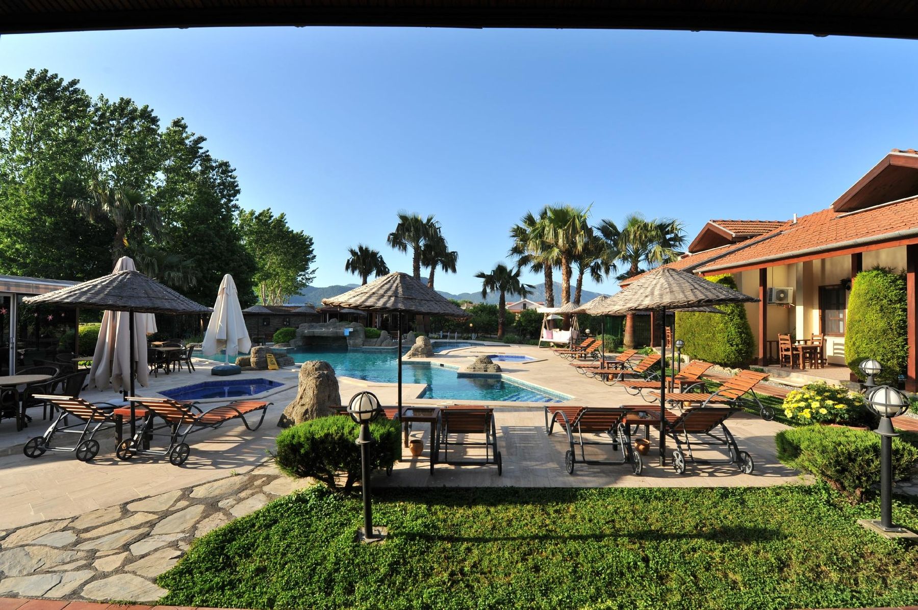 Panorama des Pools der Grenadine Lodge