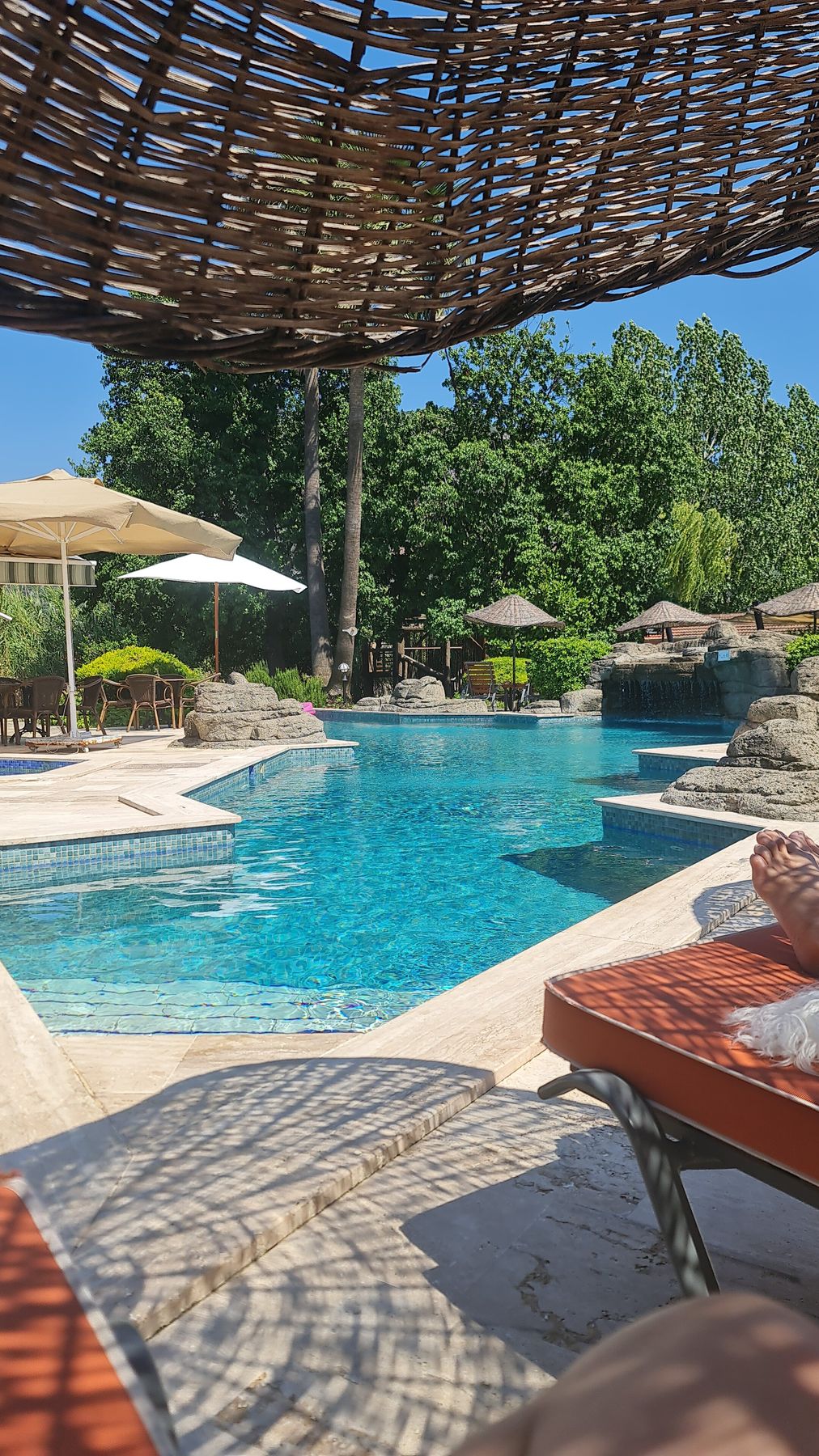 Korbschirm am Pool der Lodge in Dalyan