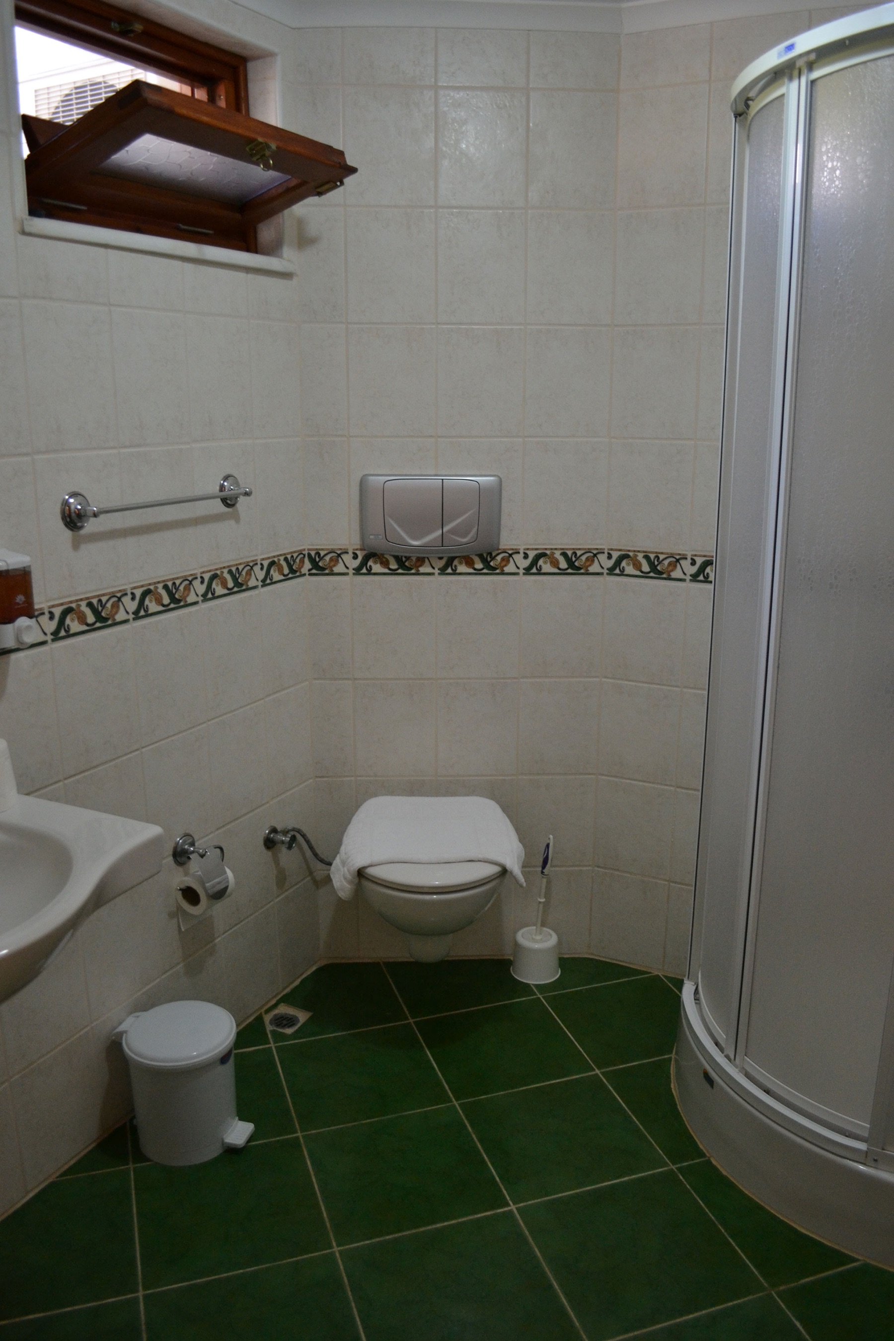 Bad mit Dusche in einer Suite der Lodge