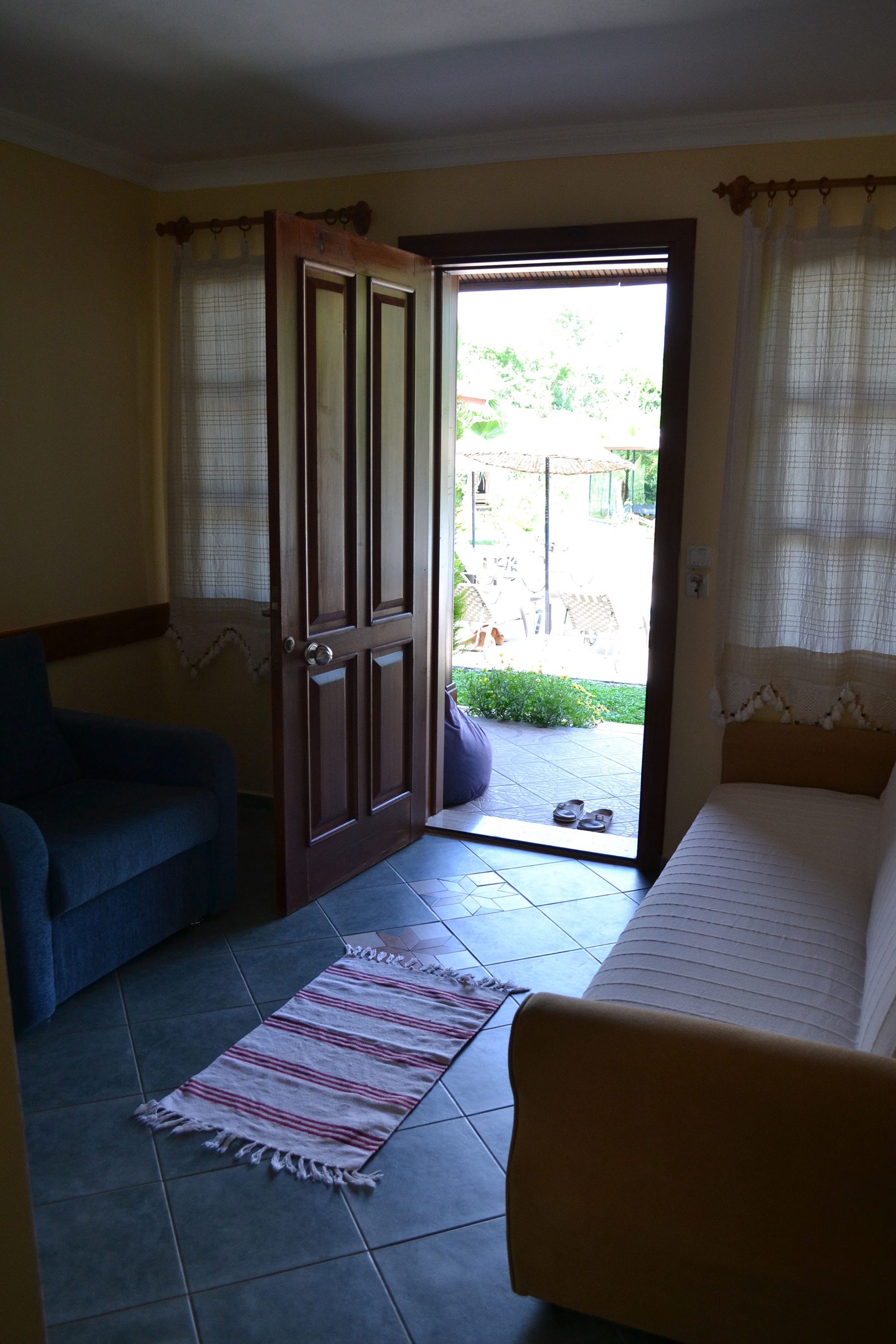 Terrasse einer Suite mit Blick in den Garten
