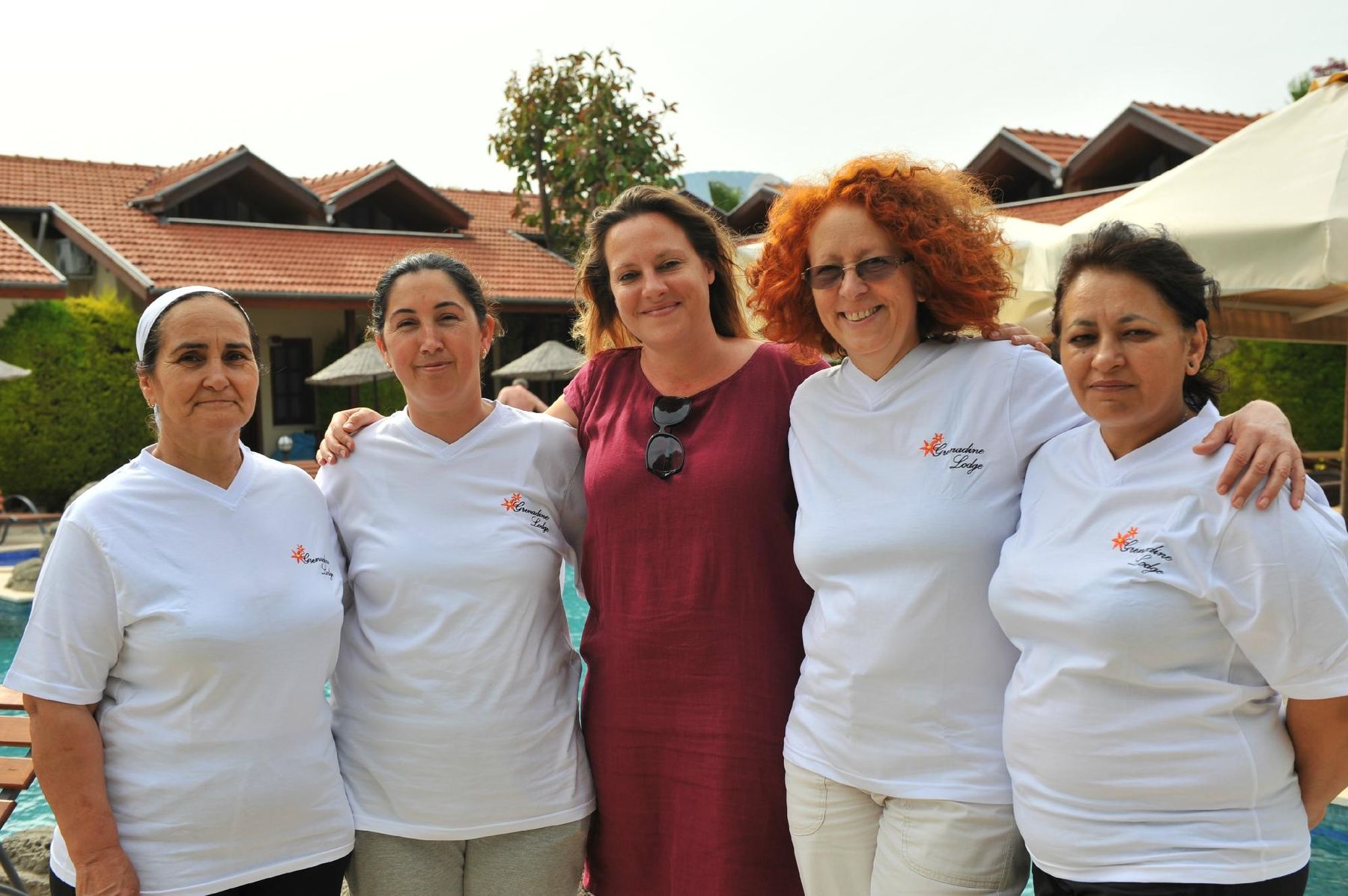 Das Team der Grenadine Lodge am Pool