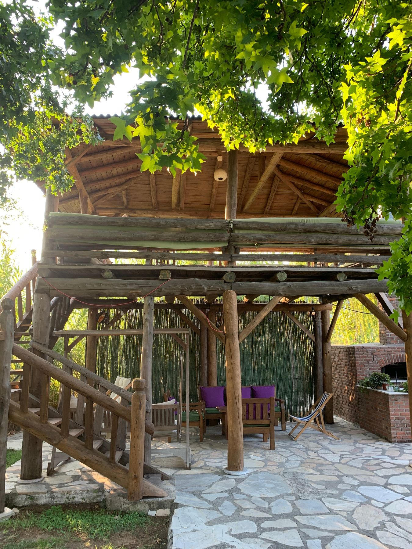 Erhöhter Çardak zwischen den Bäumen der Lodge