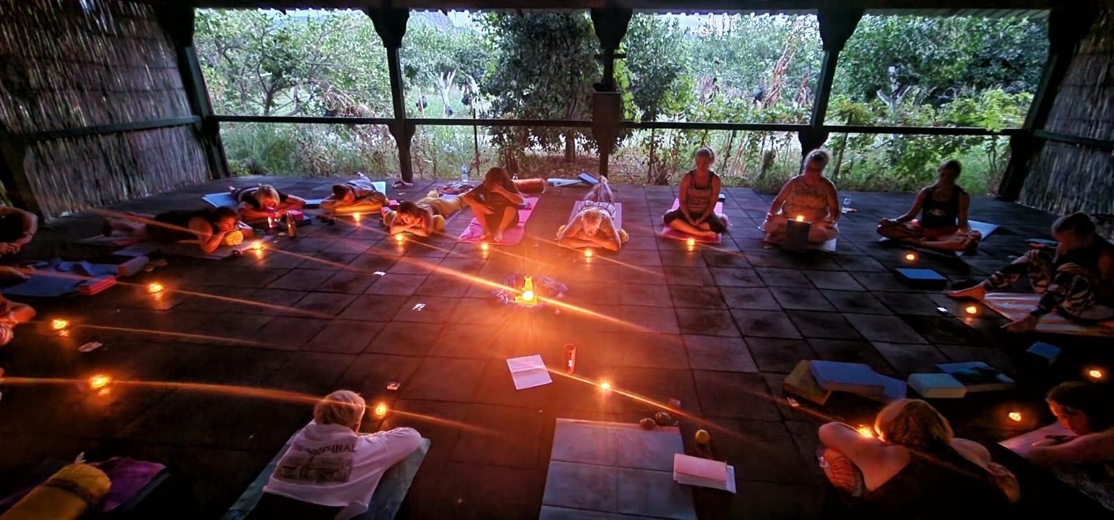 Outdoor-Yoga im Garten der Grenadine Lodge