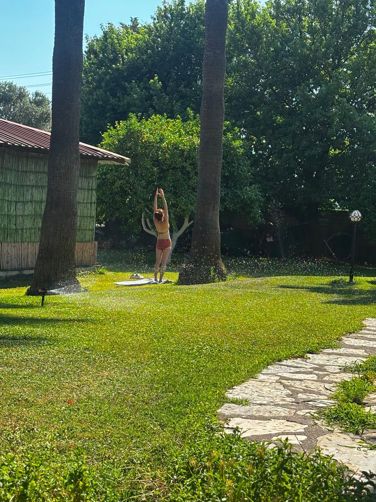Einzelne Yoga-Praxis am Morgen im Garten der Grenadine Lodge