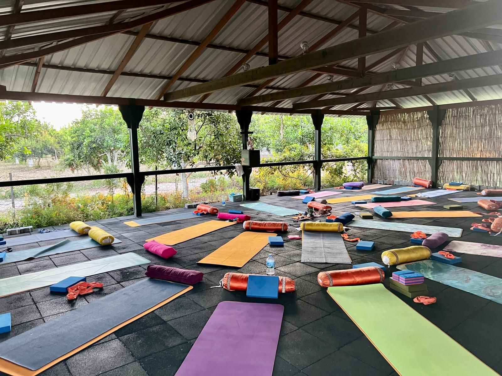 Yoga-Matten im grossen Studio der Grenadine Lodge